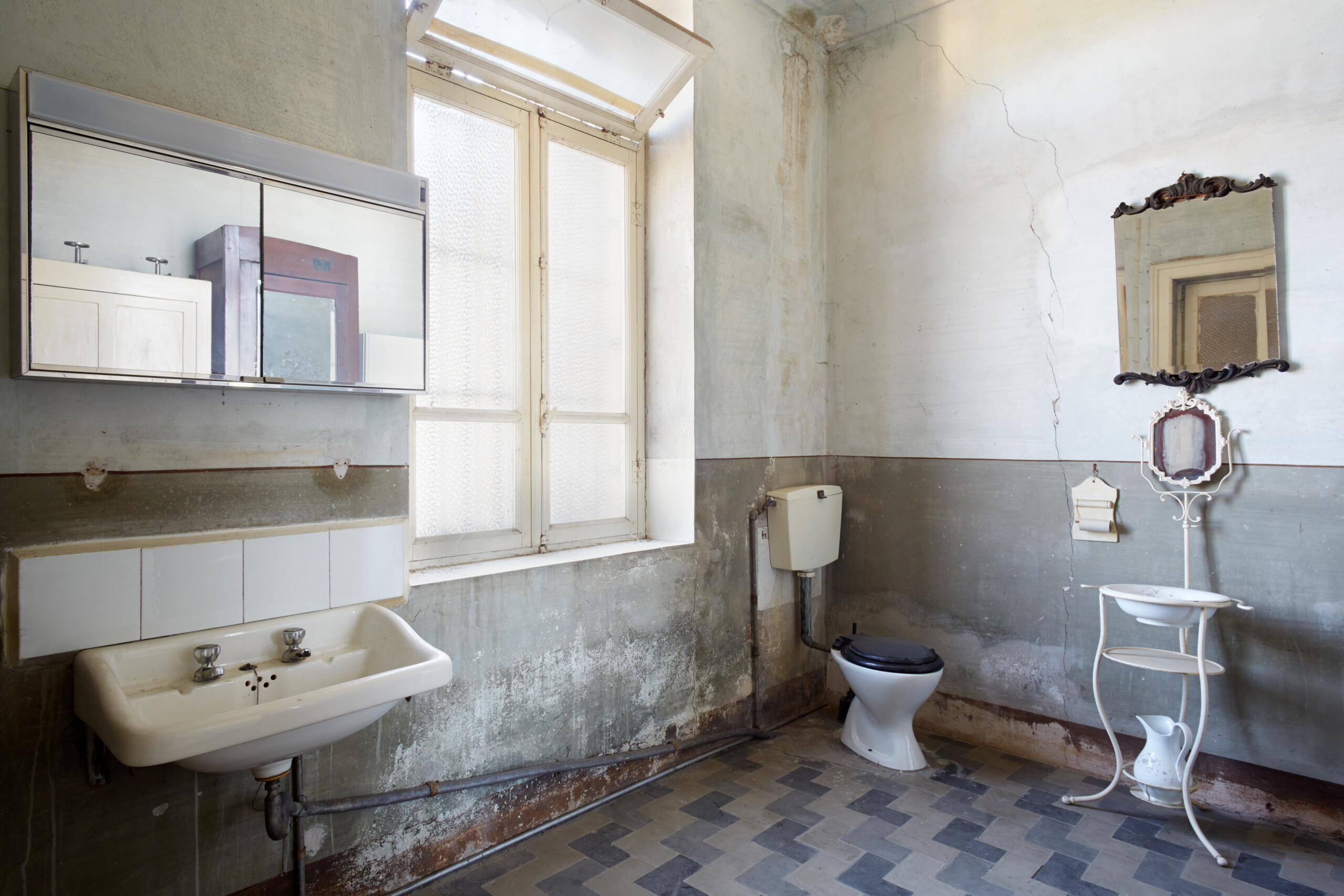 Distressed-properties-bathroom